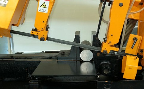 鱼峰数控带锯床自动送料精度会出现偏差吗？