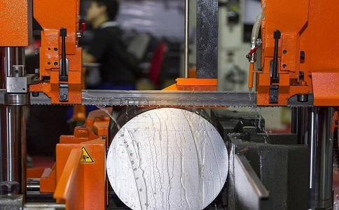 鱼峰立式金属带锯床切削出现跑带故障解决方法！